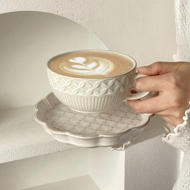 300mlアンティーク調エンボス加工クラシック陶器コーヒー＆ティーカップセット - 芸術的な古びた加工で午後のティータイムを