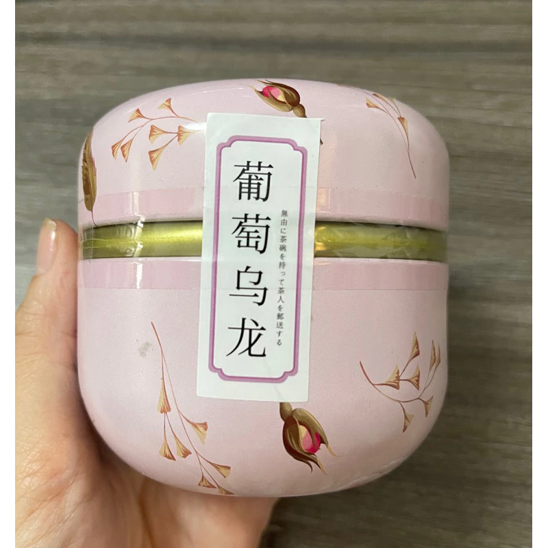 芳醇ぶどう烏龍茶 三角ティーバッグ (お洒落な缶入り) – ハーブの香りで贈答品にも最適