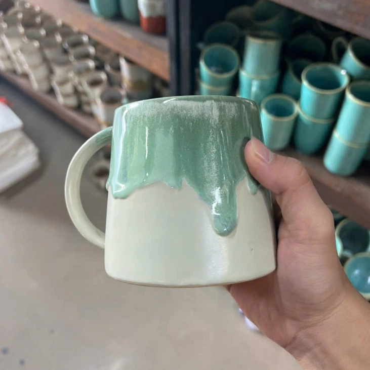 バッチャン焼 500ml 翠緑流釉 マグカップ - 個性際立つ手作り陶器カップ