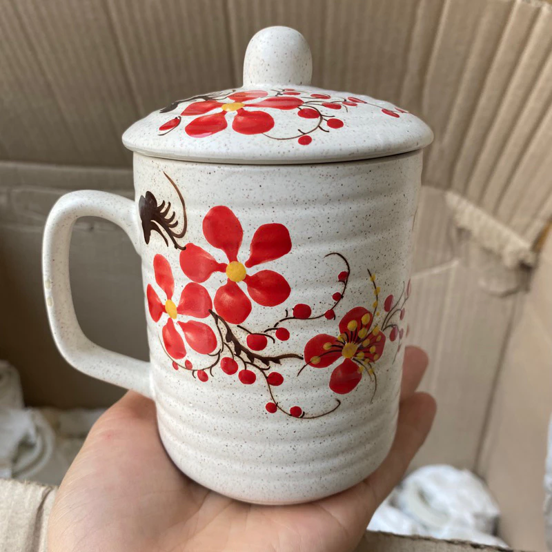 バッチャン焼き蓋付き陶器マグカップ 350ml 手描き桜（桃）花 赤＆サンドホワイト