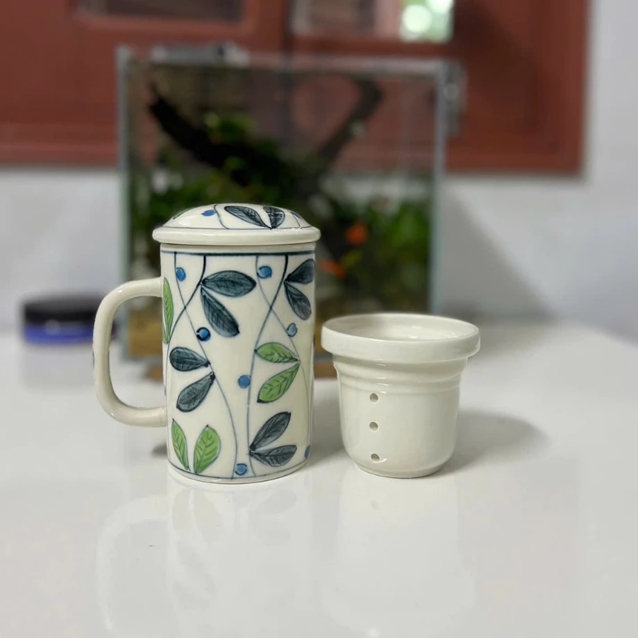 バッチャン焼き ヴィンテージ 葉つる柄 茶こし付き蓋つきマグカップ – 手描き陶磁器