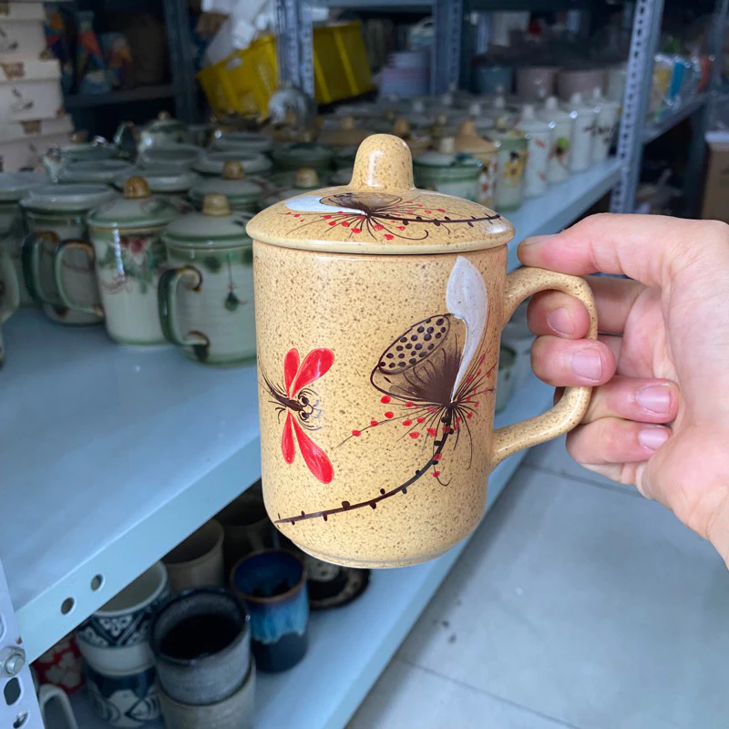 バッチャン焼 手描き金蓮＆トンボ柄 蓋付きマグカップ 350ml（マット釉）