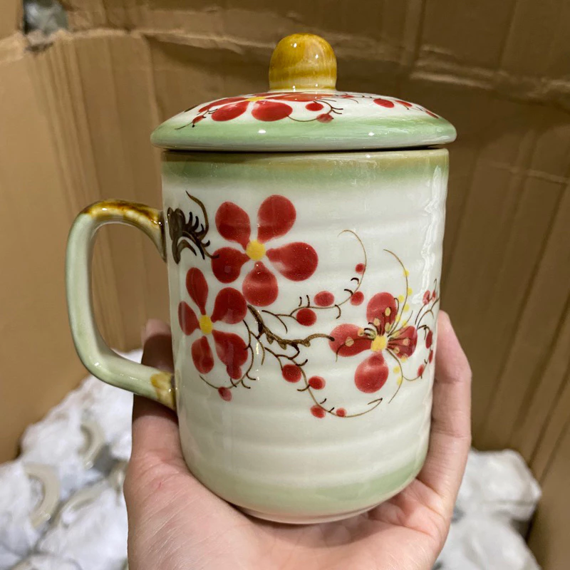 バッチャン焼き 蓋付き陶器マグカップ 350ml - 手描き桃の花（赤＆砂青）