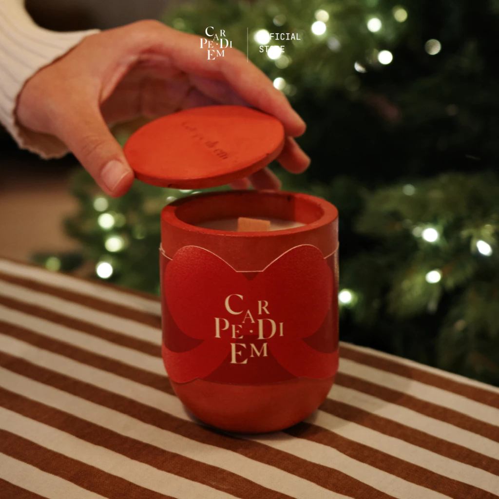 「カルペ・ディエム」モミの木アロマキャンドル – 赤いセメントポット 北欧の森の香り【手作り品】