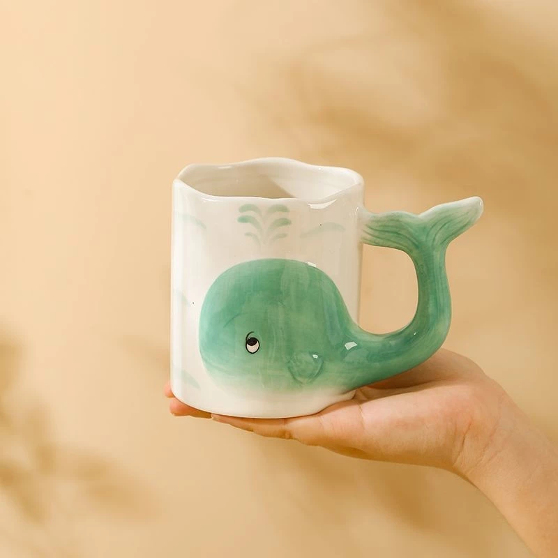 手描き立体クジラ柄セラミックマグカップ：オフィスを彩る可愛い青緑の海の世界