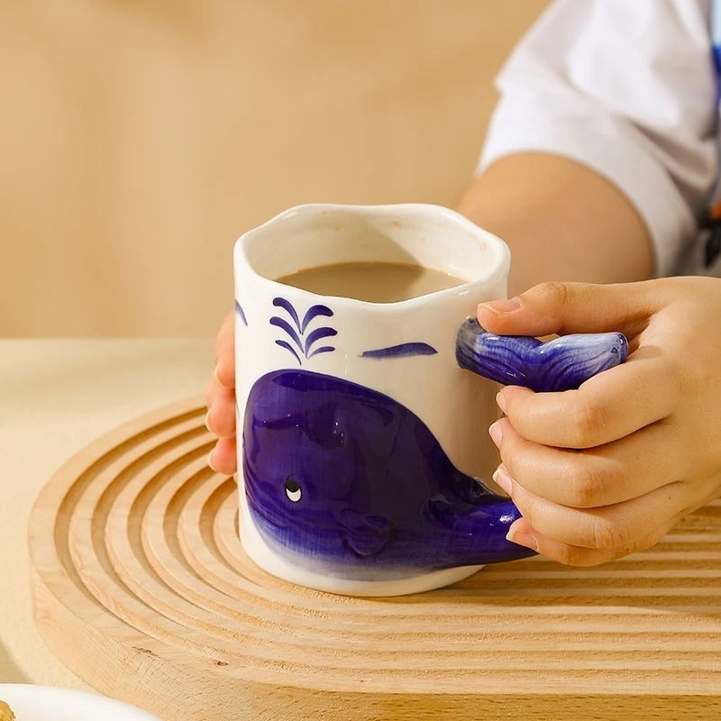 手描き立体クジラ柄セラミックマグカップ - オフィスを彩るクリエイティブなブルー