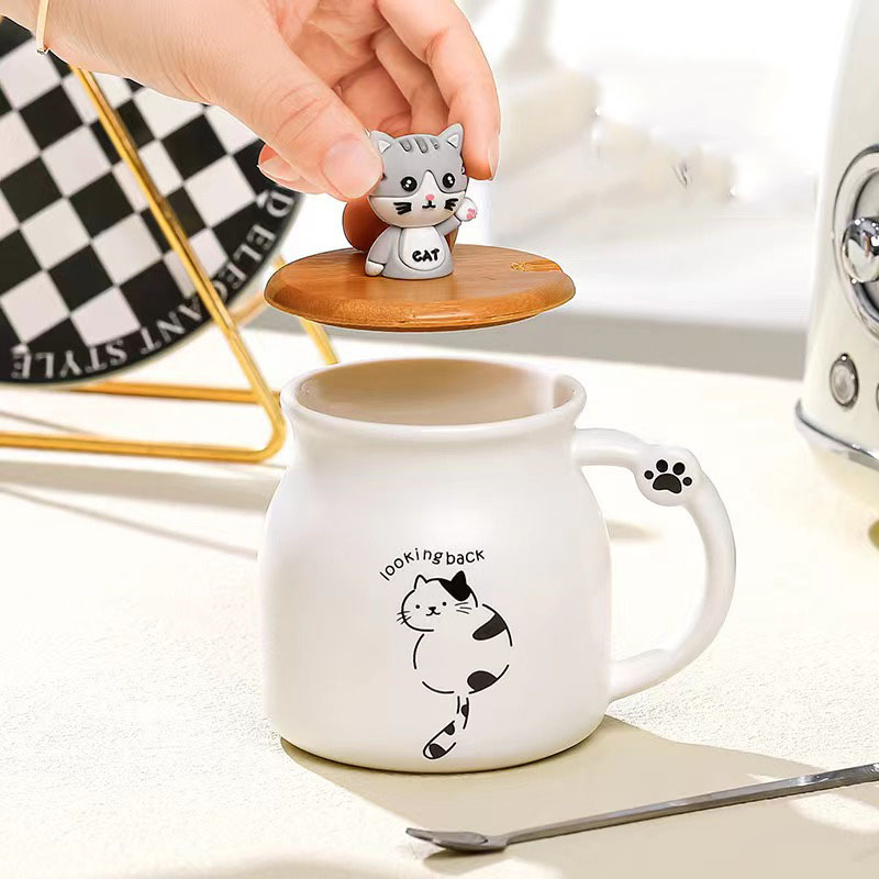 かわいい猫の形をした陶器のカップ、木製の蓋、スプーン、容量 350 ml の飲料水、お茶、コーヒー、ギフトに使用されるペイント カップ - 写真を振り返る。