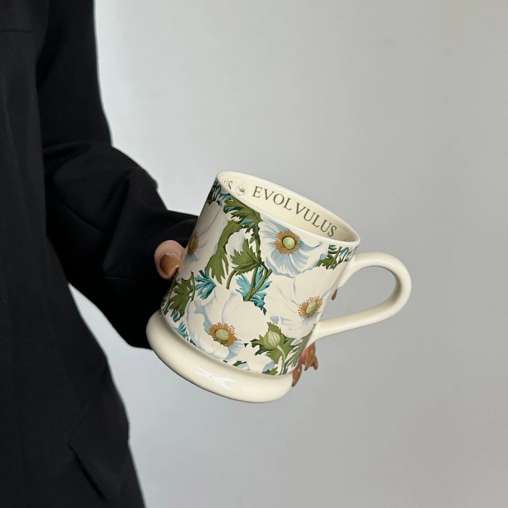 優雅な白いデイジー柄 ボーンチャイナ マグカップ - オフィスで安らぎの一杯を