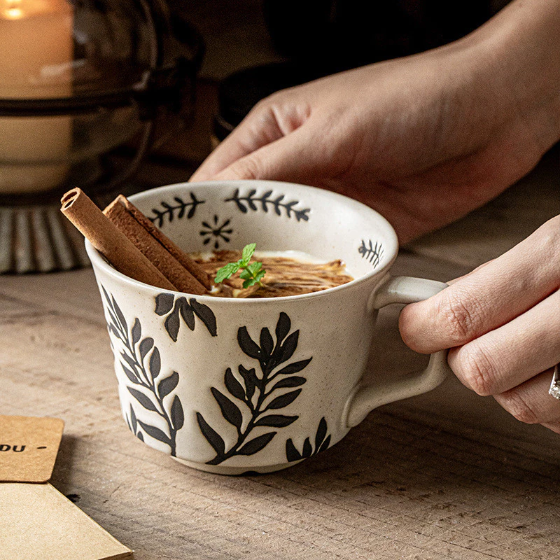 手描き陶器マグカップ 325ml 黒 - 朝食のコーヒー牛乳に、家族へのプレゼントに