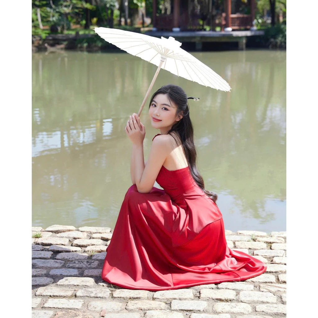「THIÊN HƯƠNG (ティエンフォン) by Goût De Jun」フェミニンな女性用 áo yếm デニムセットアップ - ウエストシャーリング＆バルーンロングスカート付き (ベトナム伝統モダン)