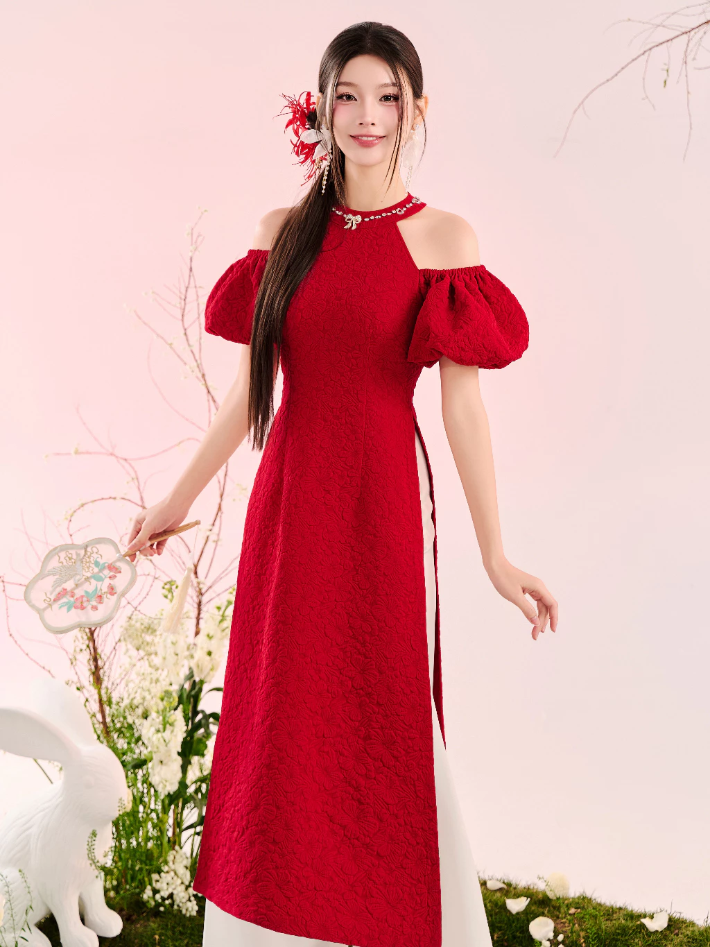 YOONA特製：テトを彩る豪華3D花柄ジャカード織りレッドアオザイ（モダンデザイン）- ND25B584