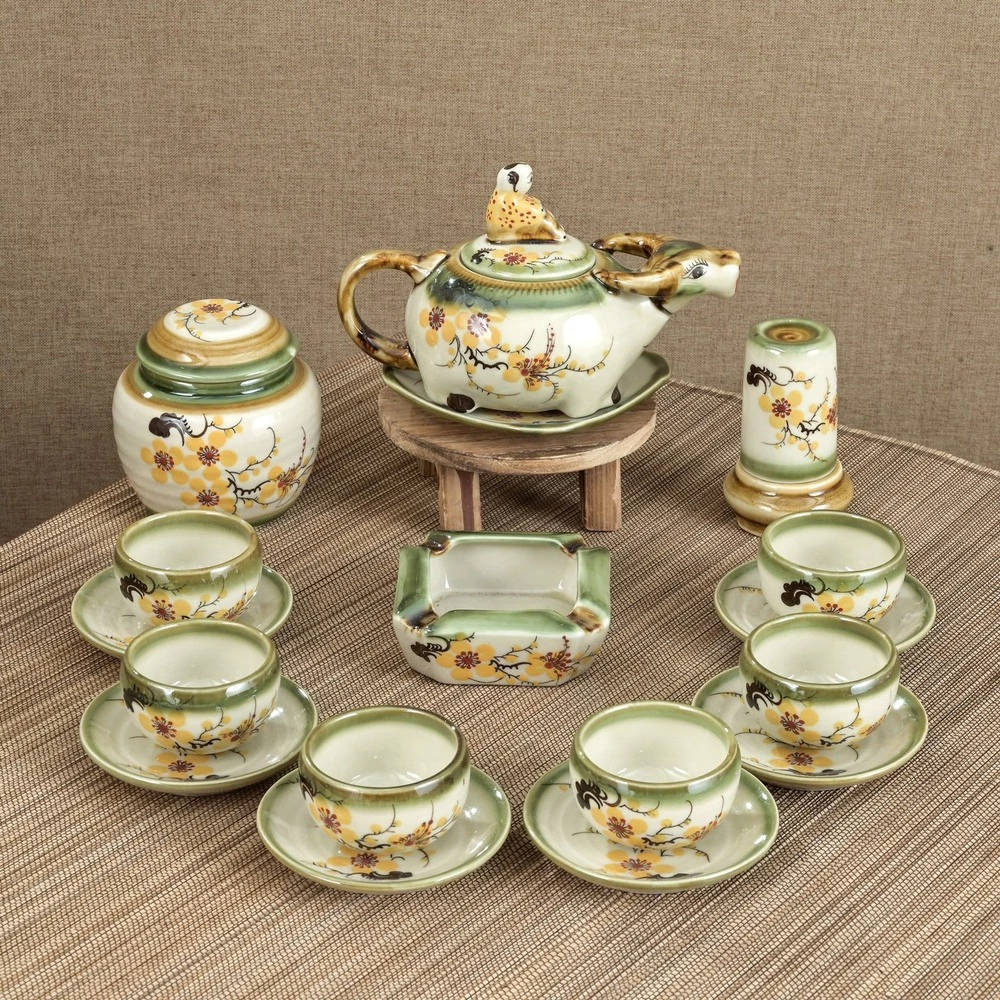 高級バッチャン焼き茶器セット - 水牛デザイン、火変釉、梅・桃・蓮の絵付け、容量350ml-550ml - LÀNG GỐM