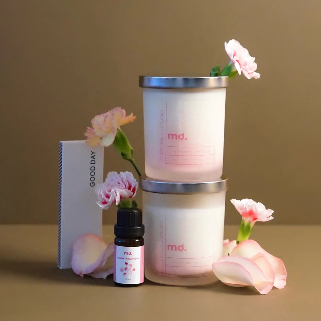 夢見るアロマキャンドル「Mơ.」 – ローズ、イランイラン、ピンクペッパーの香り【ピンクオンブルジャー】