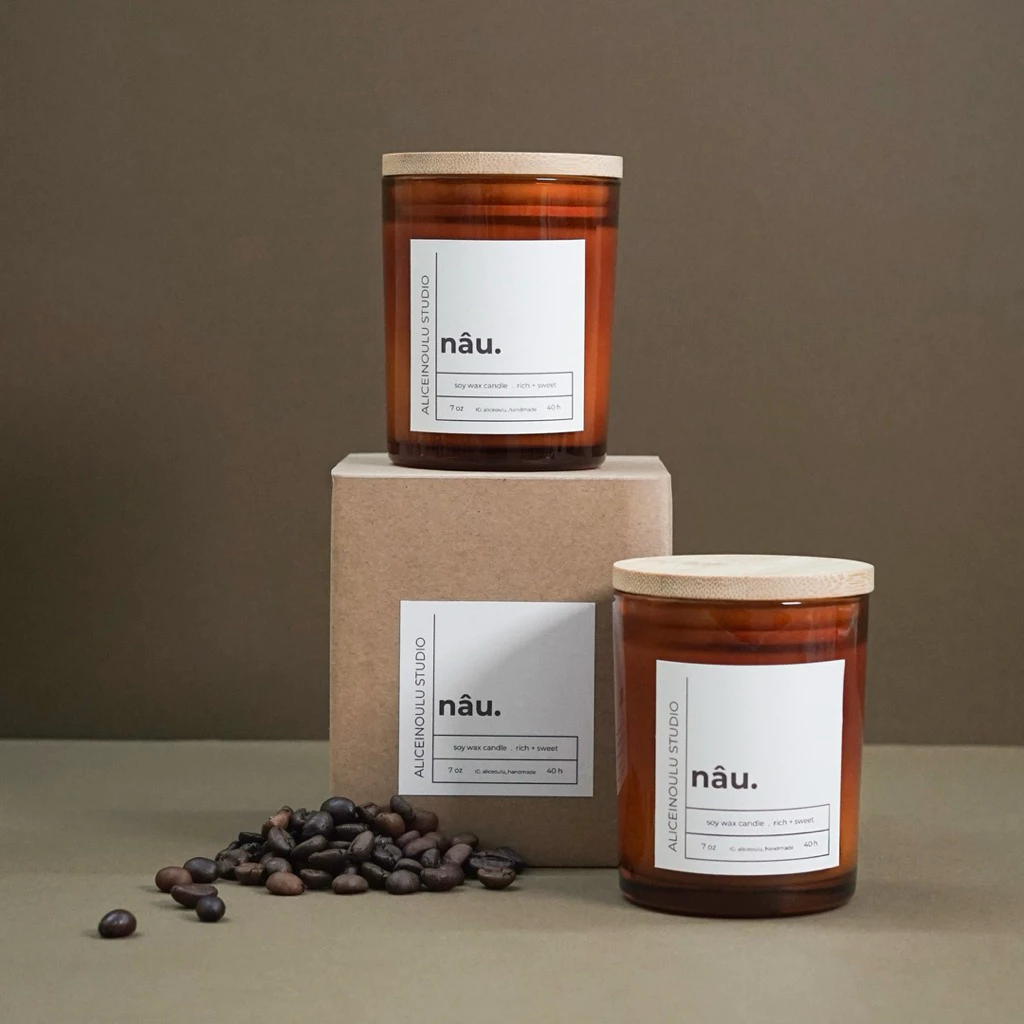「Nâu.」アロマキャンドル – コーヒー、バニラ、キャラメルミルクの香り | AiO (甘くほろ苦く、心温まるブレンド)