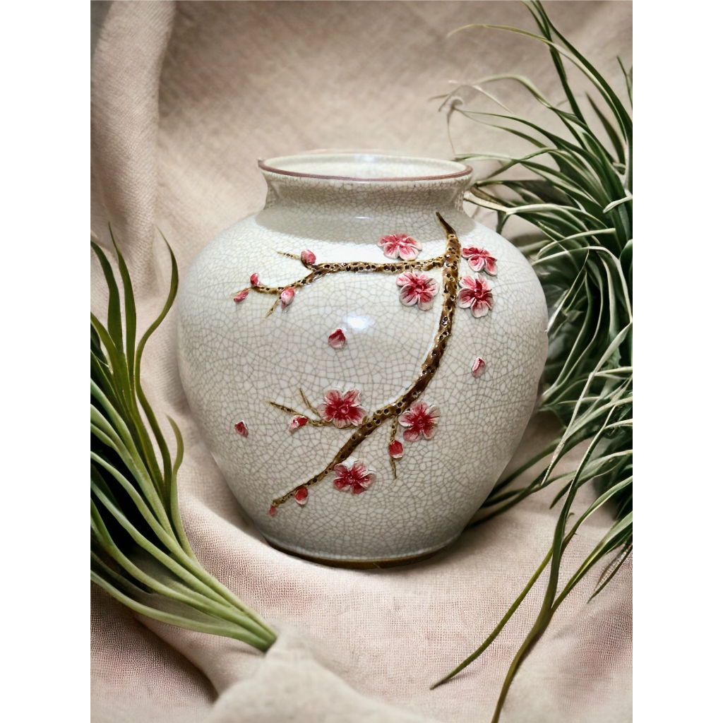 桃花を模ったひび割れ釉薬の壺