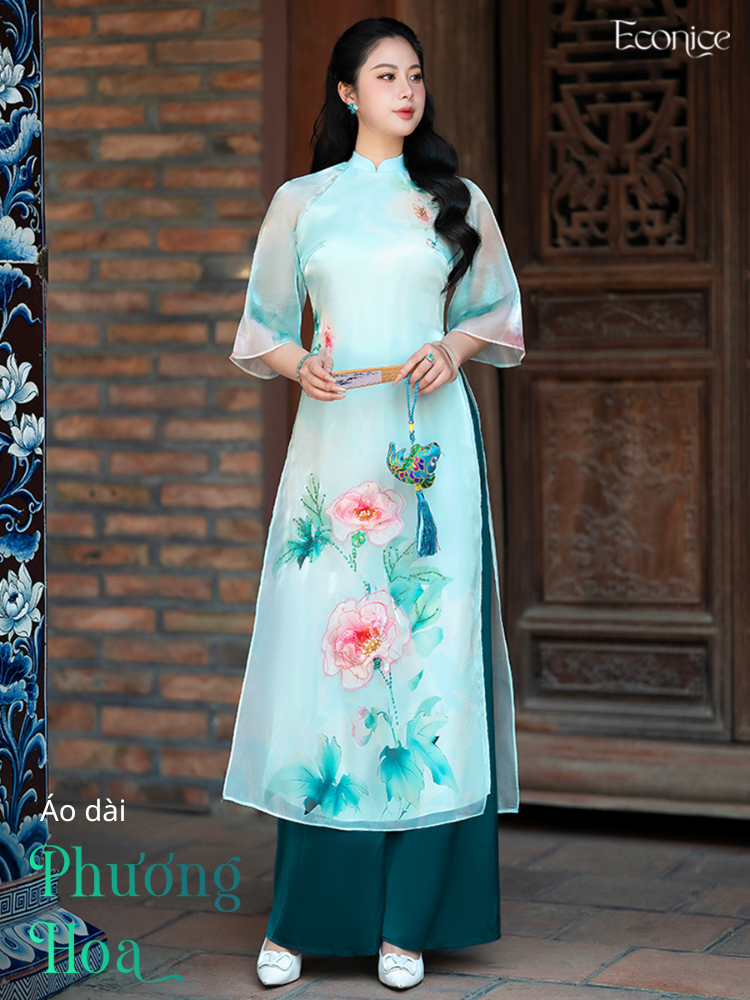 Phuong Hoa の女性用革新的な装飾付きアオザイ セット