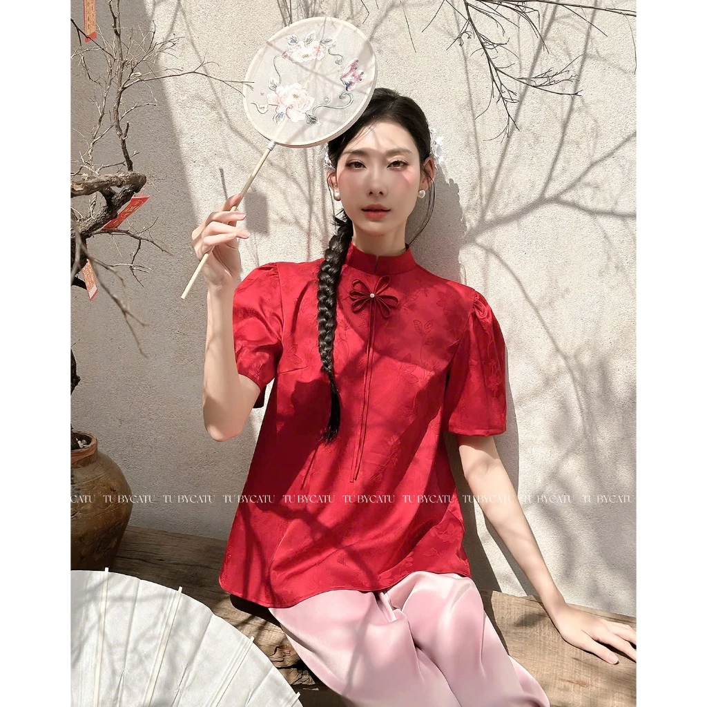 Tu by CaTu | 赤いスズラン柄シルクブラウス - フェミニンな大人スタイル