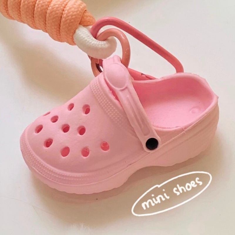 ブランド名: Unbranded シリーズ名: Keychain 商品名: ぬいぐるみキーチェーン デザイン: ピンク色の可愛いサンダル型 特徴: ふわふわの素材、コンパクトなサイズ、色鮮やか 容量/サイズ: 約5cm メーカー名: 無し