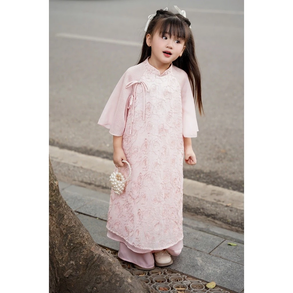 [パンツ付き] L'AMME 女の子用アオザイ「タインニー」- 花刺繍と光沢シルク、パール生地の優雅な組み合わせ