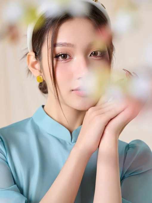 YOONA 優雅なテトアオザイ：青いユリ柄パフスリーブシルクオーガンジー – YD25B292