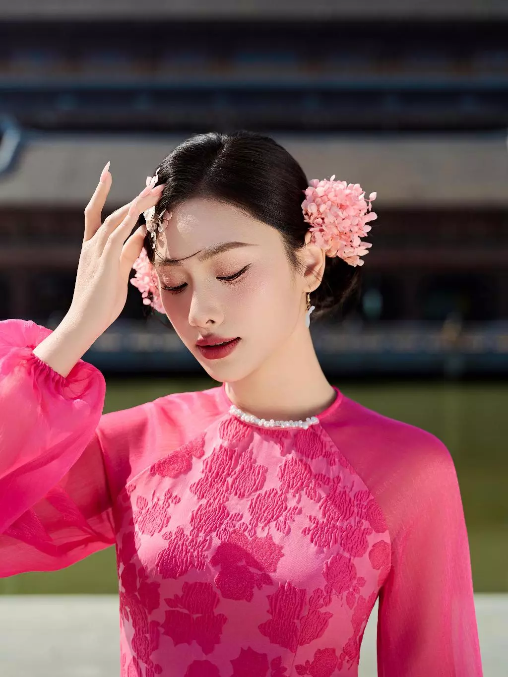 YOONA エレガントピンク アオザイセット 3Dローズ柄 ラウンドネック 4枚裾 シルク調素材 ND26B655