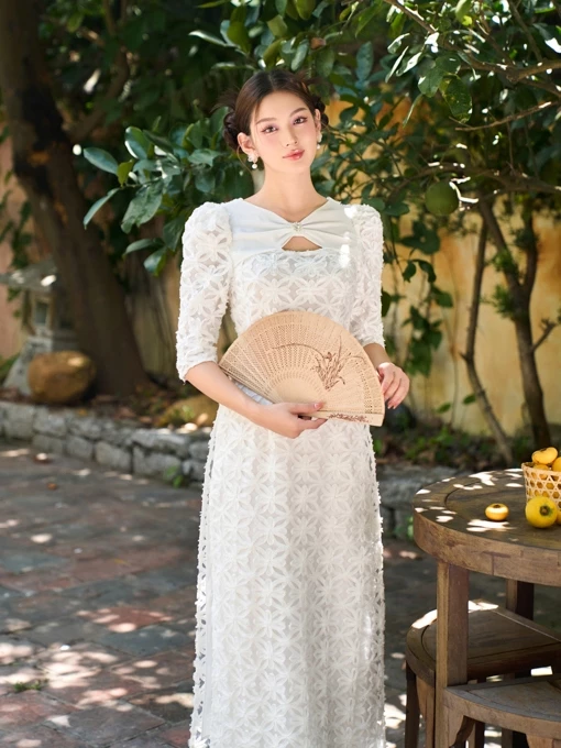 YOONA YT25B032 エレガント白メッシュ花柄アオザイ - 七分袖＆デザインネック