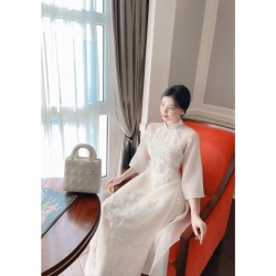 ベトナム衣装 アオザイ 白色のシルクドレス クリスタルの花柄